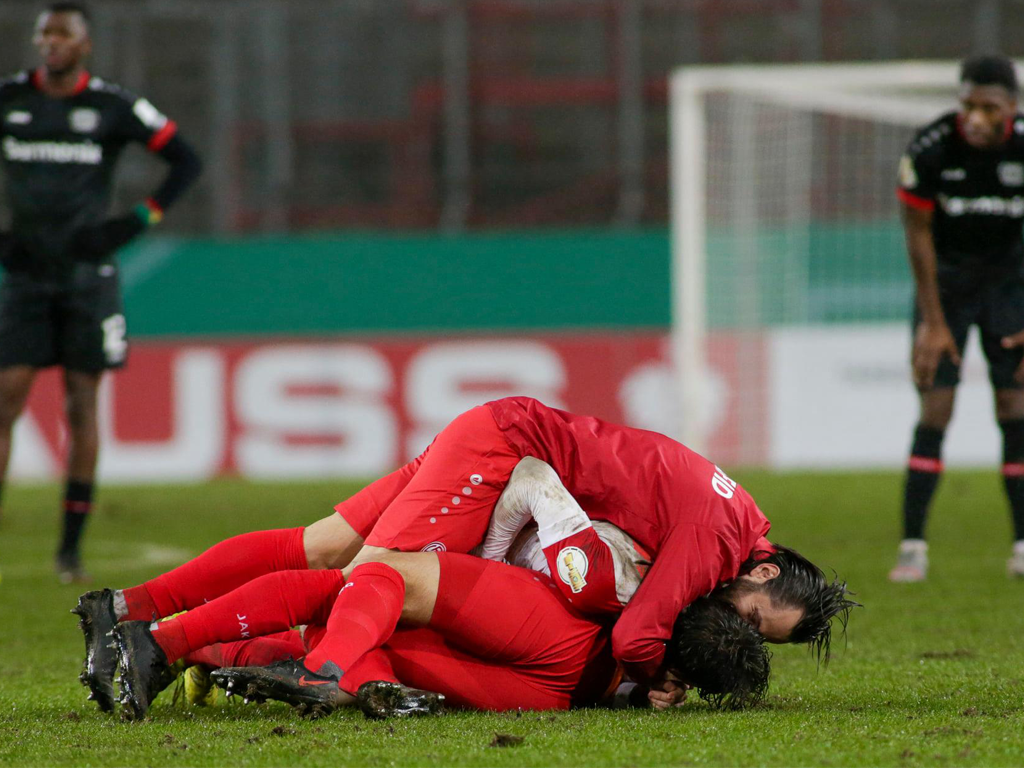 4.līgas klubs izslēdz Leverkūzenes Bayer, Dortmundes Borussia izmocīta uzvara papildlaikā